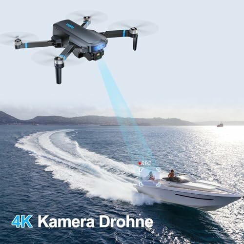 Drohne mit 4K-Kamera filmt ein Schnellboot auf dem Wasser.