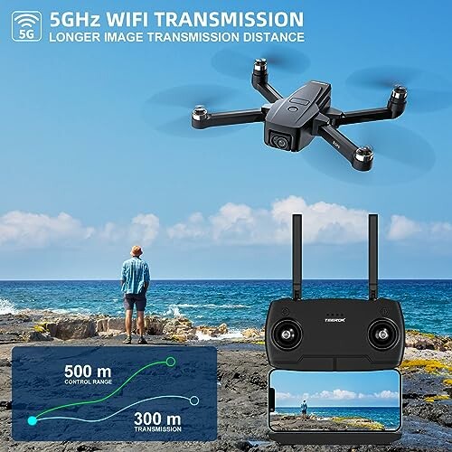 Person am Strand mit fliegender Drohne und Fernbedienung.