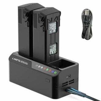 Doppeltes Akkuladegerät mit zwei Akkus und Kabel