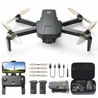 Zusammenklappbare Drohne mit Zubehör und Fernbedienung.