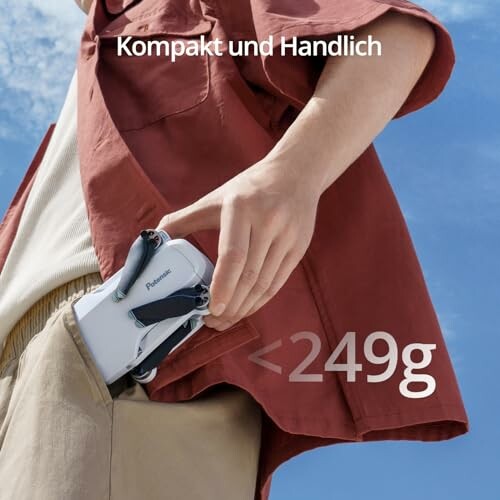 Person steckt eine leichte Kamera in die Tasche.
