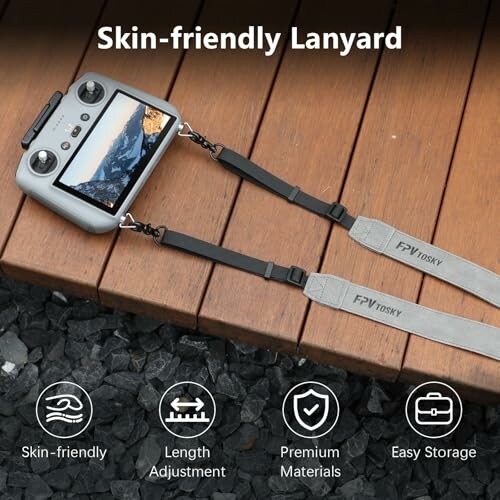 Hautfreundliches Lanyard für Fernbedienung auf Holztisch